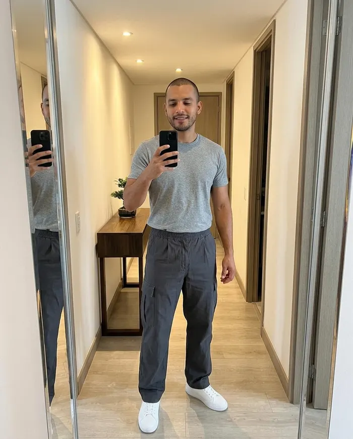 Pantalón cargo gris oscuro con camiseta gris